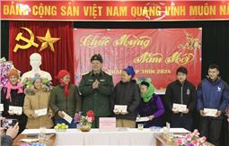 Quân khu tặng quà, chúc tết 160 hộ gia đình chính sách trên địa bàn xã biên giới